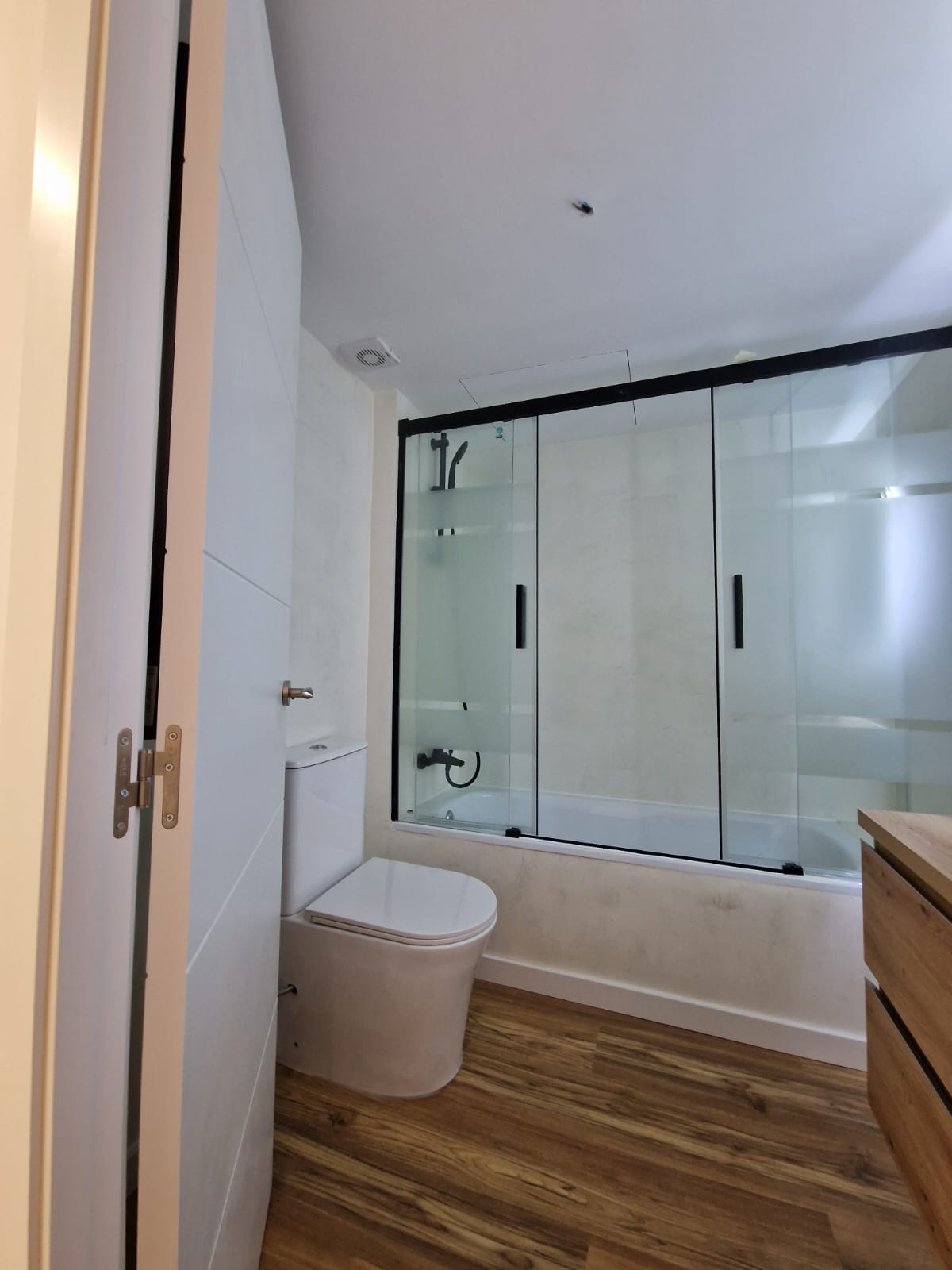 Grifería negra mate y encimera de madera tratada Reforma de baño en Sitges | Baño principal en chalet Grifería negra mate y encimera de madera tratada